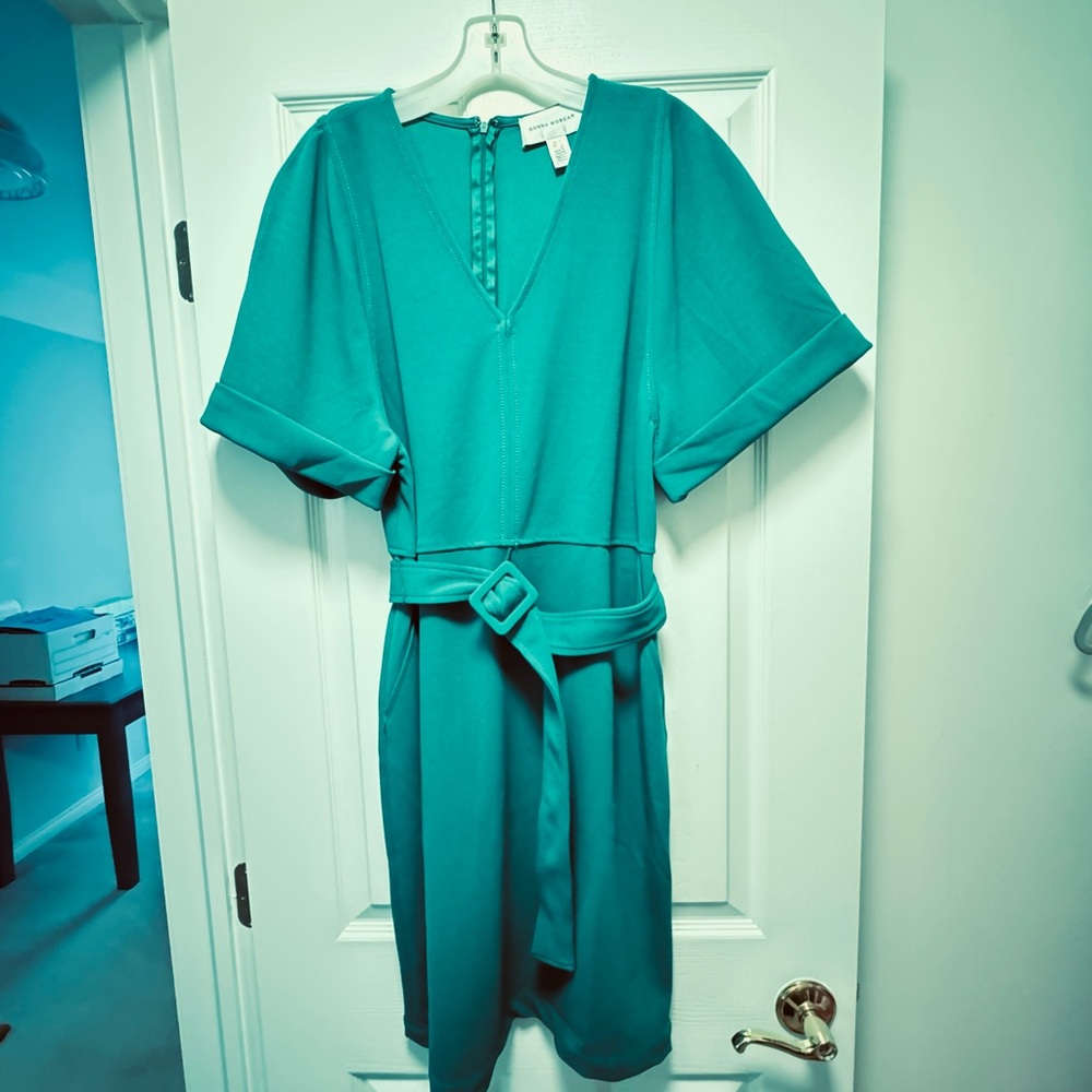 Beautiful lightweight stretchy emerald green dress. Never worn